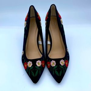 Velvet pump high heel shoes with floral embroidery size 8